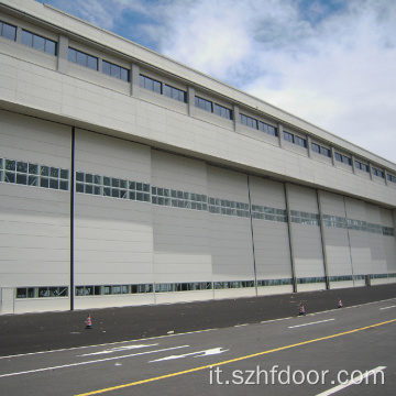 Porta dell&#39;hangar flessibile nel parcheggio